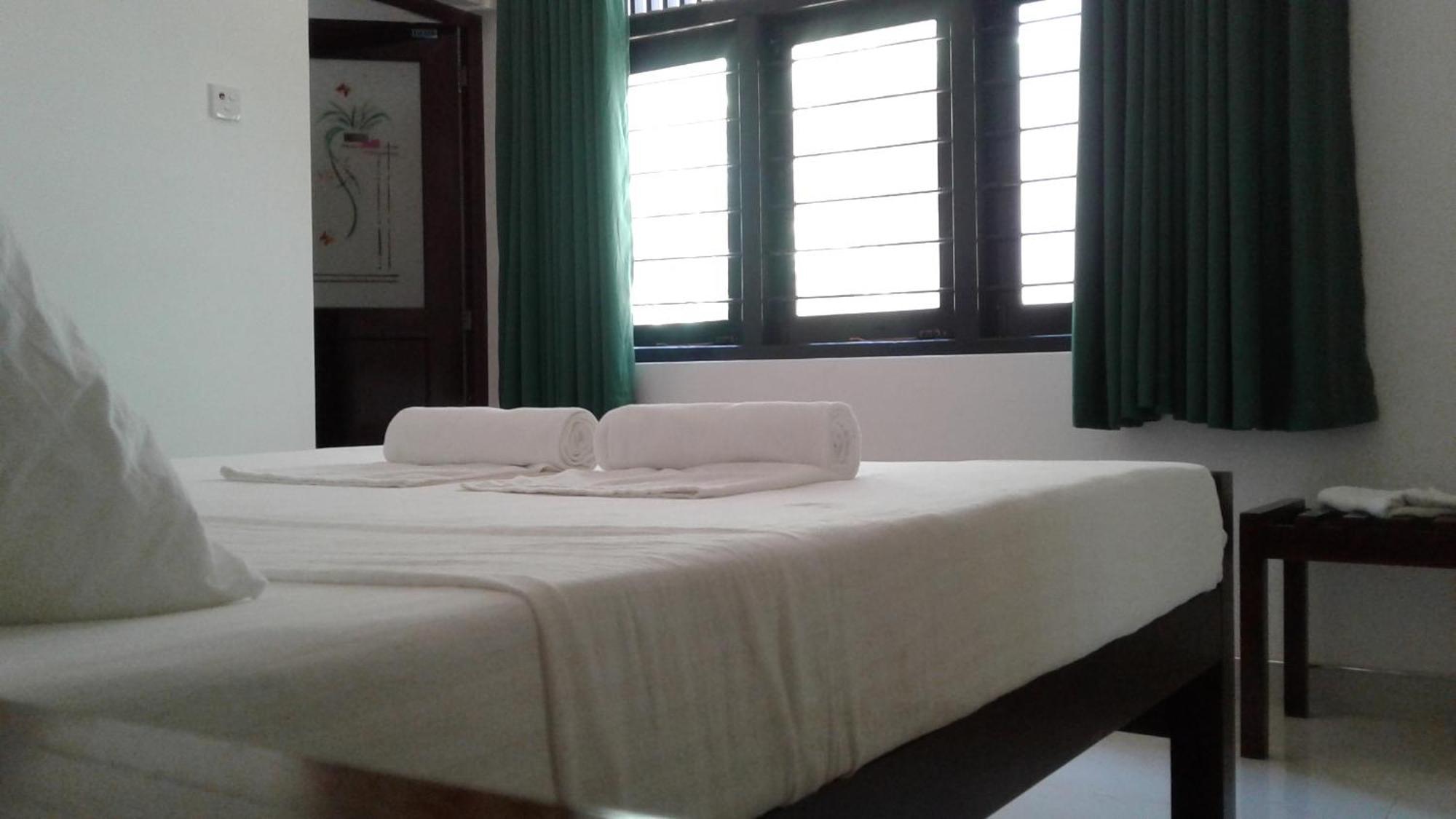 Water Front Home Stay And Resort 阿努拉德普勒 外观 照片