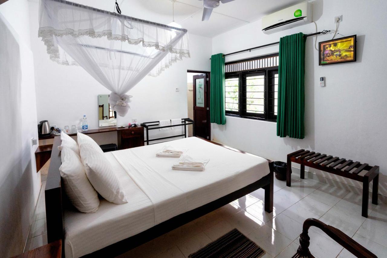 Water Front Home Stay And Resort 阿努拉德普勒 外观 照片